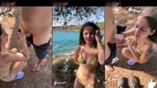 Sahilde sevgilisininkiyle biraz oynayıp kucağına çıkıyor